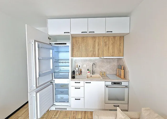 Neven Whit Free Parking 1 Br Lägenhet *